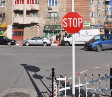 Nu a respectat semnificaţia indicatoarelor rutiere şi a provocat un accident